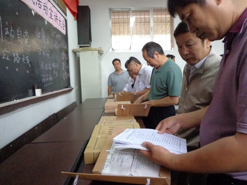 村民委员会组织法检查-图为查阅富民县者北村委会档案