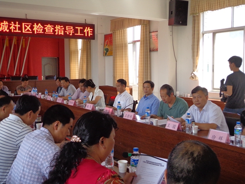 村民委员会组织法检查-图为到呈贡区听与群众座谈