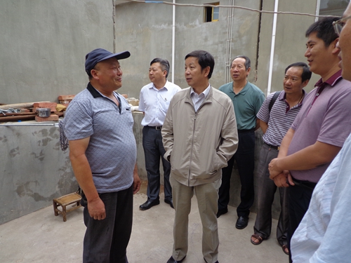 村民委员会组织法检查-图为到到富民县者北村委会付正荣村民家中访谈