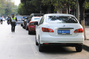 大观路边划了不少停车位 资料图片
