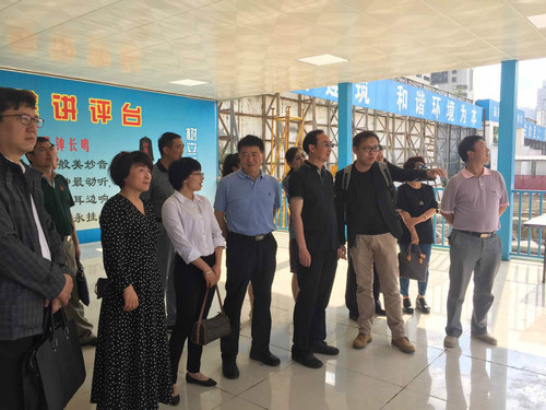 6月9日市人大常委会视察组队我市招商引资工作推进情况进行视察。对盘龙区同德广场、恒隆广场和官渡区电商产业园、中铁电建项目进行实地视察