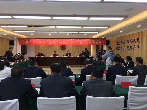 3月22日，呈贡区人大常委会就建筑工地扬尘污染治理不力开展质询，李猛等11位委员提出质询案，区住建局局长杨跃云及班子成员到会进行答复