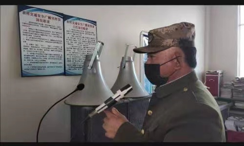 大喇叭不间断地播