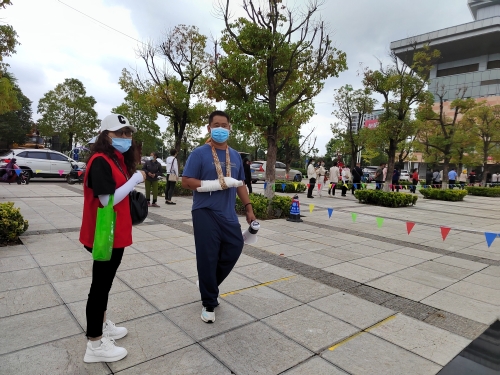 带伤坚守阵地的人大代表李文龙